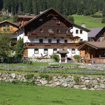 Sennhof Huter Farm stay *